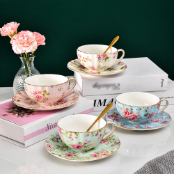 Луксозна порцеланова чаша Morello 200 мл с флорален мотив и златна лъжичка.