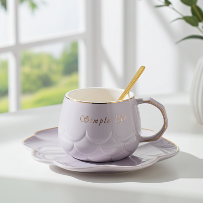чаша за капучино или чай 250 мл, чинийка с форма на мида и лъжичка Simple Life Purple - порцелан