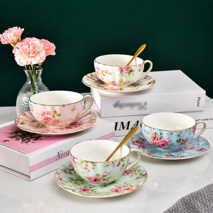 Луксозна порцеланова чаша Morello 200 мл с флорален мотив и златна лъжичка.