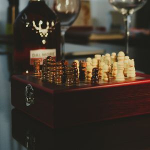 комплект шах с аксесоари за вино