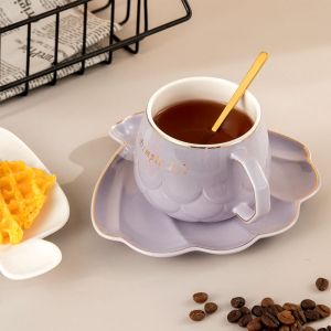 чаша за капучино или чай 250 мл, чинийка с форма на мида и лъжичка Simple Life Purple - порцелан