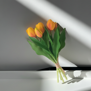 Декоративен букет от 5 оранжеви лалета Morello – нежно усещане, 31 см