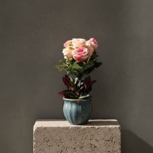 Винтидж саксия с букет розови рози 70% коприна, 30% полиестер