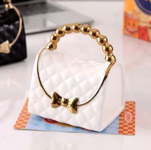 Порцеланова чаша Morello форма на дамска чанта черна бяла златни детайли 320 мл