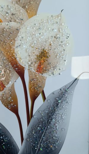 Декоративно пано с бели кали и 3D кристални капки роса, ПДЧ основа и златна рамка от liv.bg
