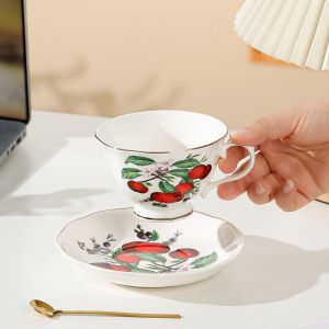 Изящна порцеланова чаша с чинийка Morello Cherry Orchard със златна лъжичка