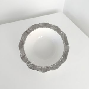 Дълбока кръгла порцеланова купа Morello Silver Sun с диаметър 23 см и вълнообразен сребърен борд